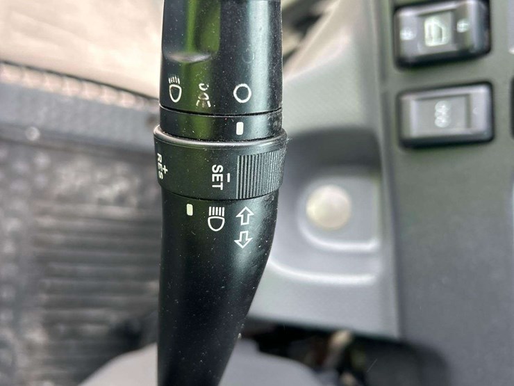 2016-isuzu-npr-image-16