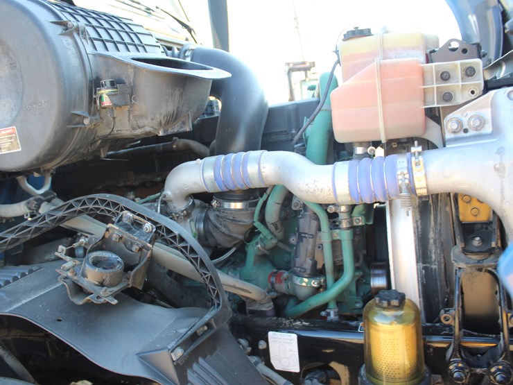 2015-volvo-vnl42t300-image-20