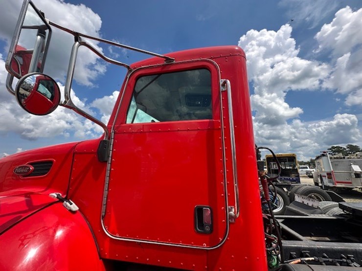 2008-peterbilt-335-image-22