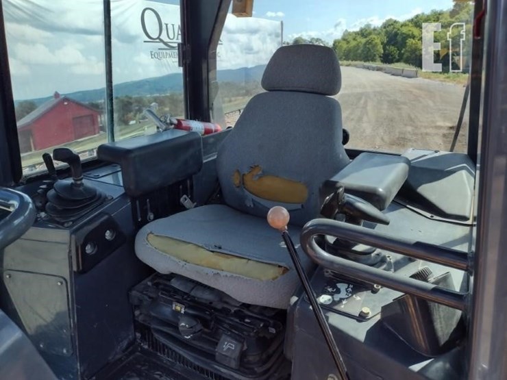 2012-deere-700j-lt-image-13