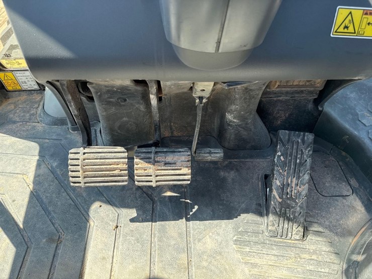 2019-caterpillar-420f2-image-25