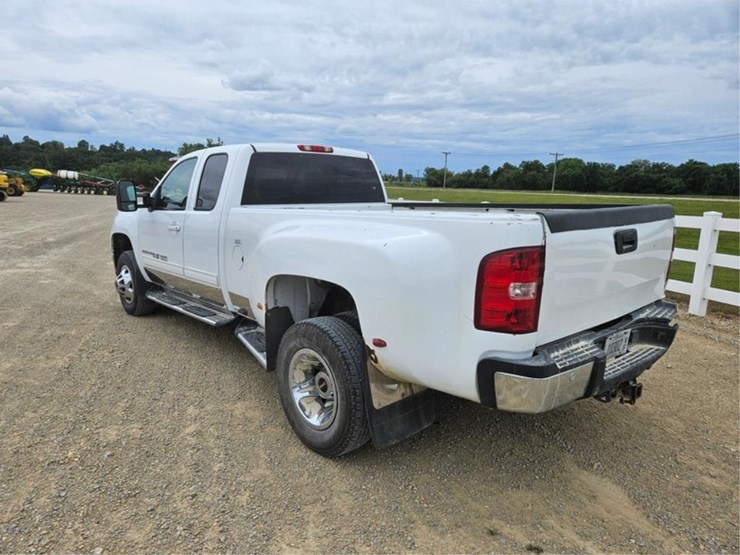 2011-gmc-3500-image-3