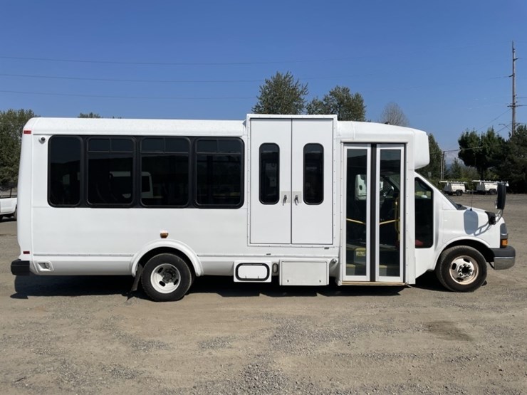 2014-chevrolet-express-paratransit-bus-image-3