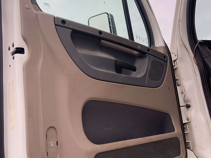2014-freightliner-cascadia-t/a-sleeper-semi-truck-image-23