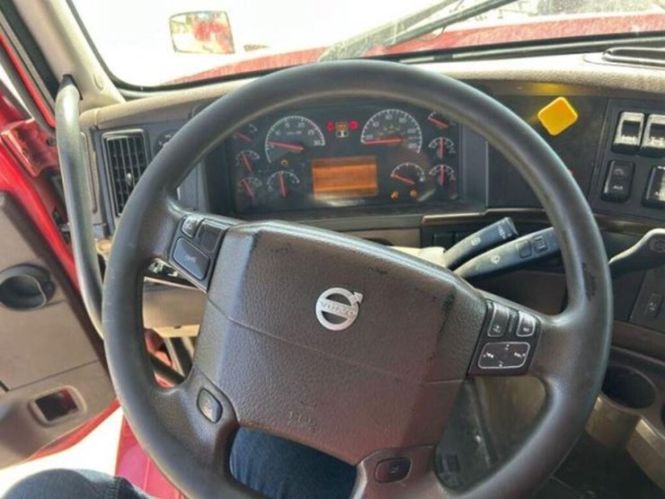 2015-volvo-t/a-hiway-tractor---sleeper-4v4nc9eh5fn-image-16