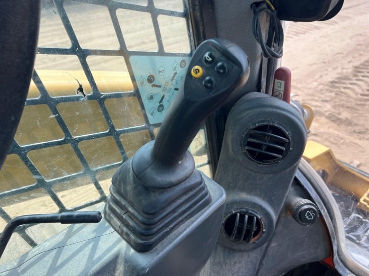 2020-caterpillar-299d3-image-30
