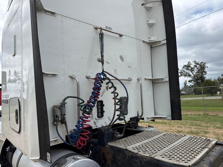 2014-kenworth-t680-image-16