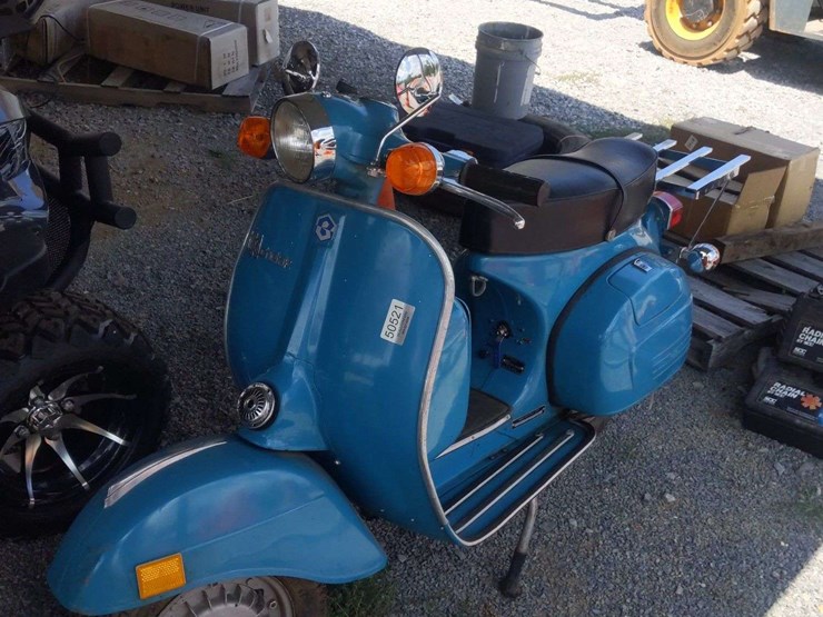 baja-chetak-250cc-scooter-non-runner-image-1