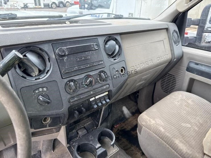 2010-ford-f550-image-17