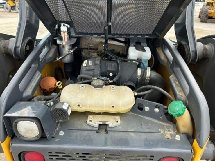 2017-deere-320e-image-24
