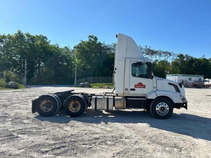 2013-volvo-t/a-hiway-tractor---day-cab-4v4nc9egxdn-image-3