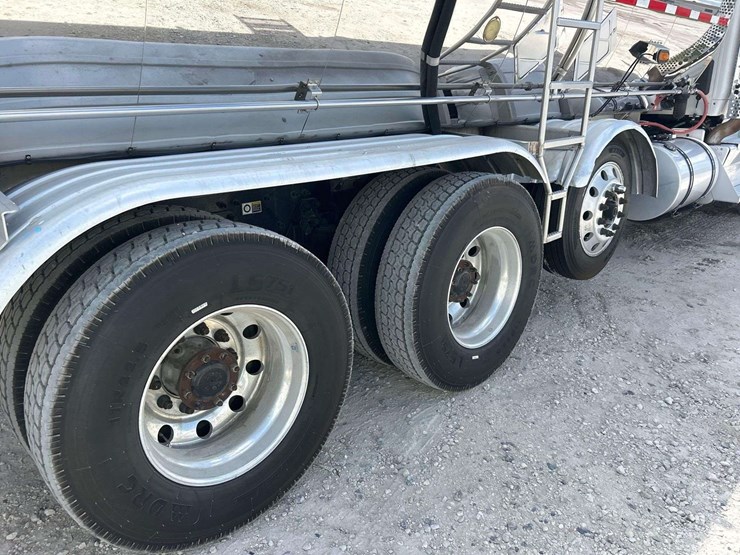 2016-kenworth-t880-image-24