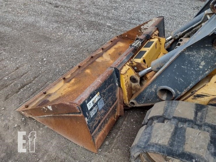 2015-deere-329e-image-18