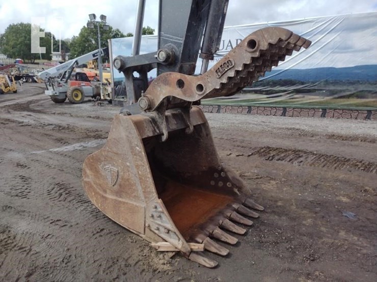 2021-deere-250g-lc-image-15