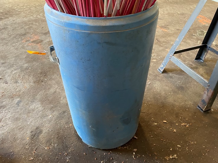 #8401-•-pail-of-driveway-markers-image-3