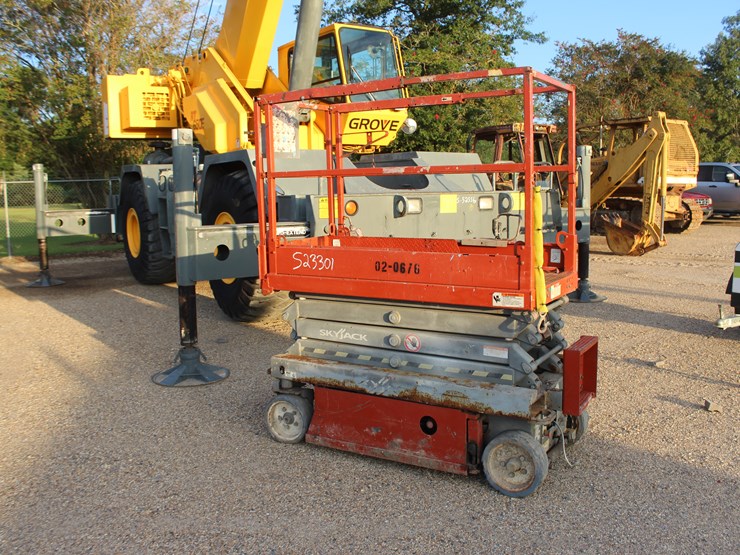 #2240-•-sky-jack-3219-scissor-lift-image-2