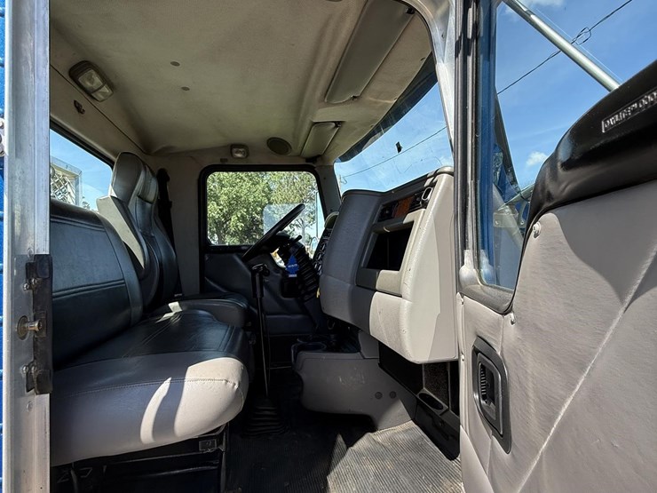 2005-kenworth-t300-image-26