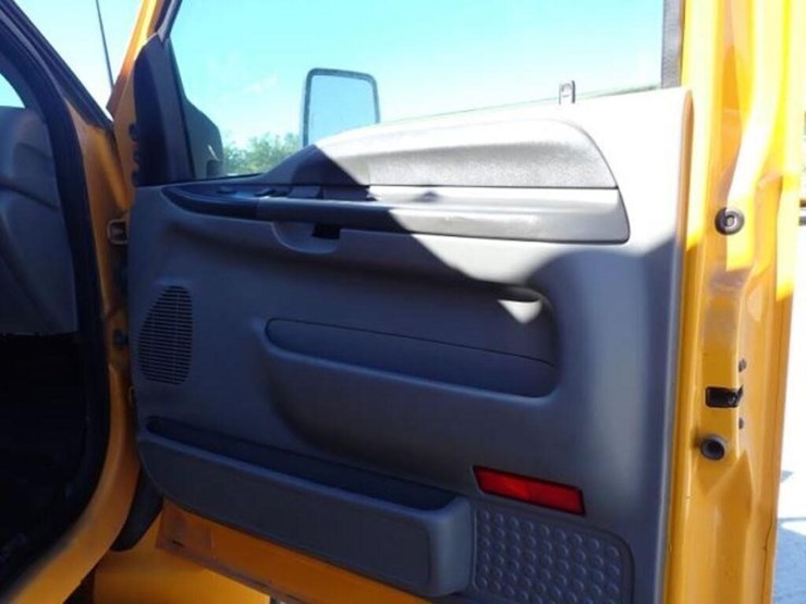 2005-ford-f750-xlt-image-23