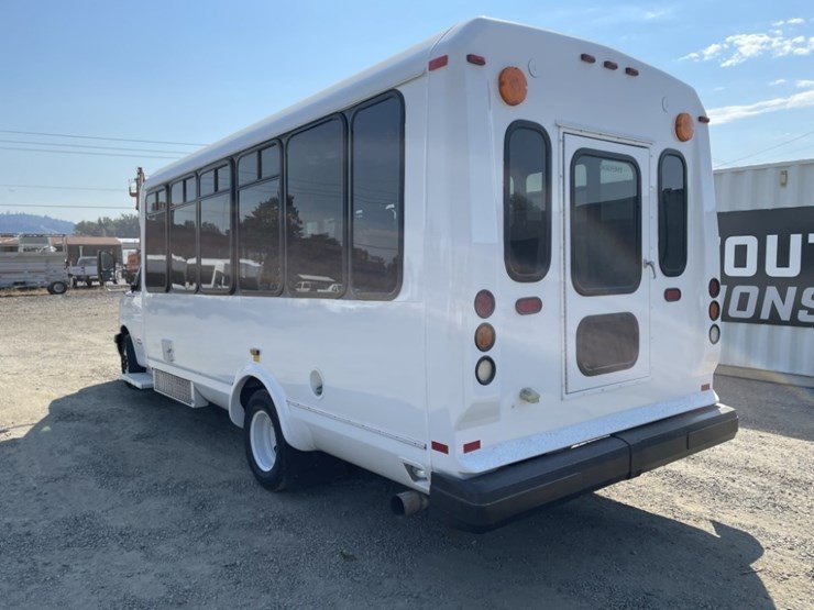 2015-chevrolet-express-paratransit-bus-image-6