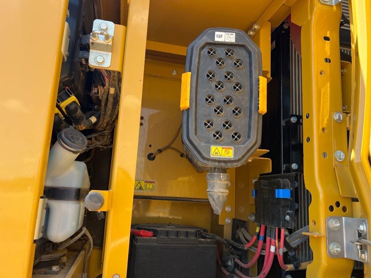 2018-caterpillar-320-image-30