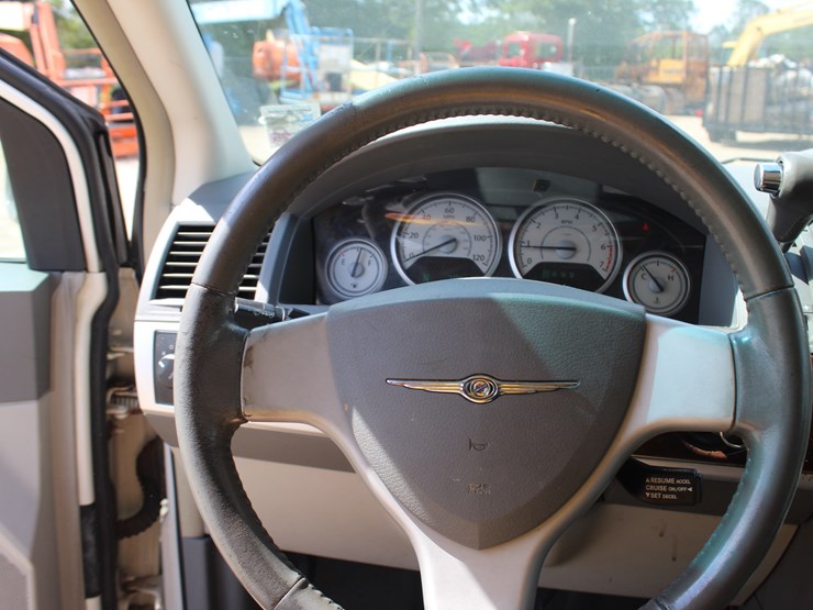 2010-chrysler-town-&-country-image-11