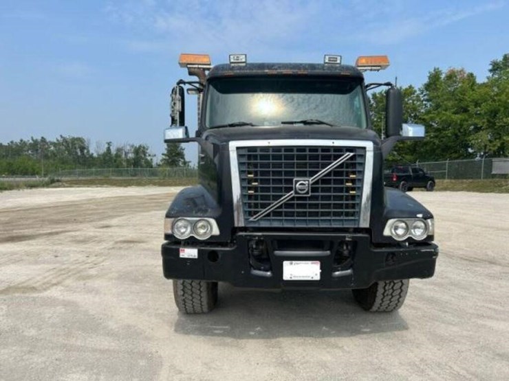 2005-volvo-tri/a-dump-truck-4v5k99gh55n391882-image-2