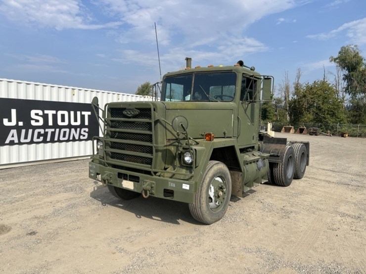 2009-am-general-m915a1-image-1