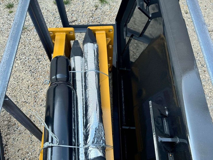 hydraulic-post-driver-attachment-in-custom-cage-image-2