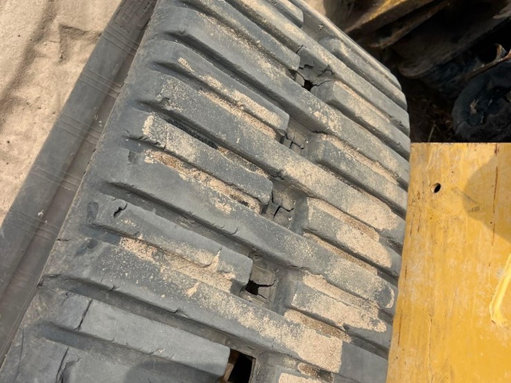 2019-caterpillar-239d-image-24