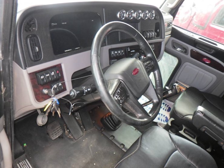 2023-peterbilt-389-image-9