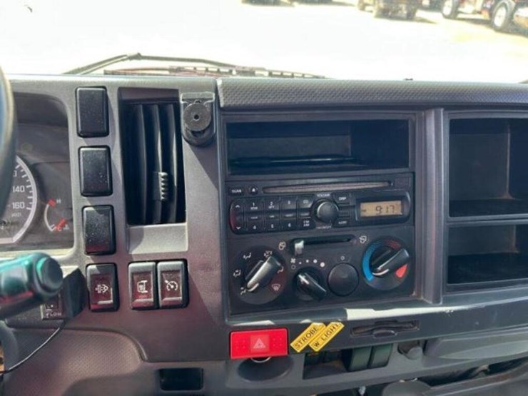 2011-isuzu-nrr-image-15