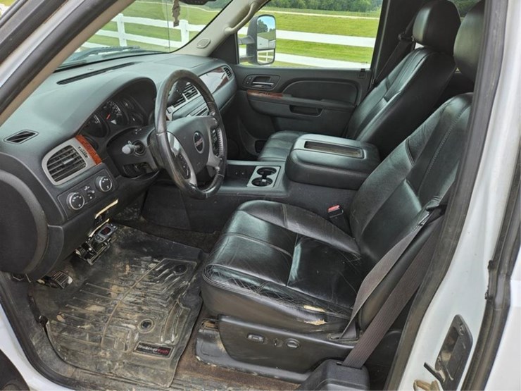 2011-gmc-3500-image-22