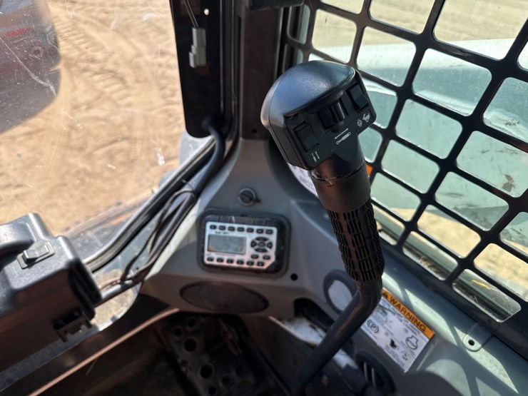 2021-bobcat-t770-image-35