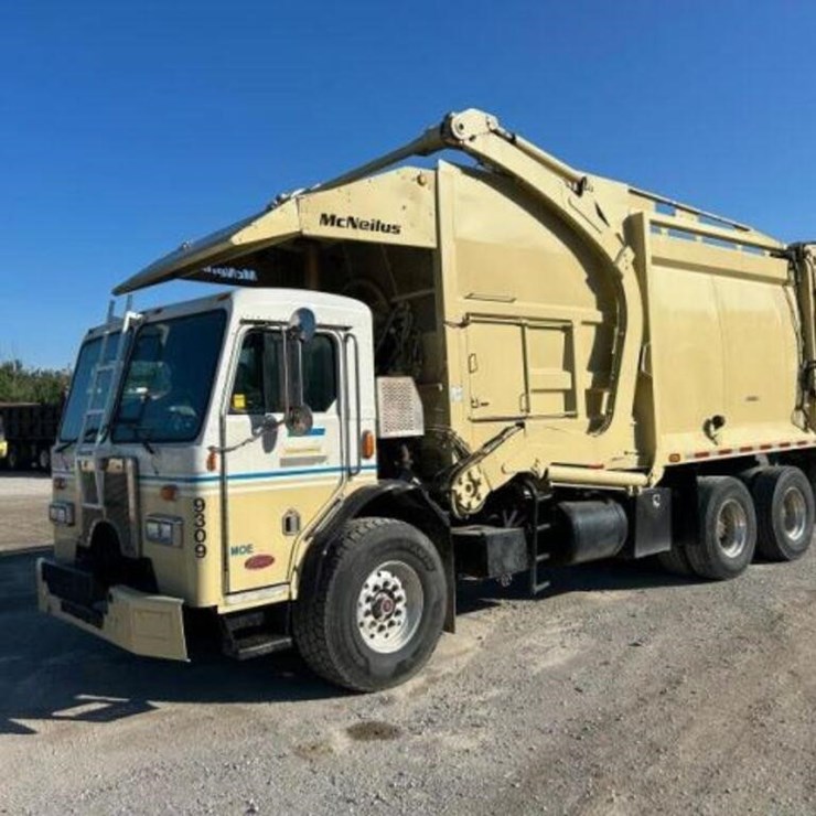 2009 Peterbilt PB320 COE Front Loading T/A Garbage