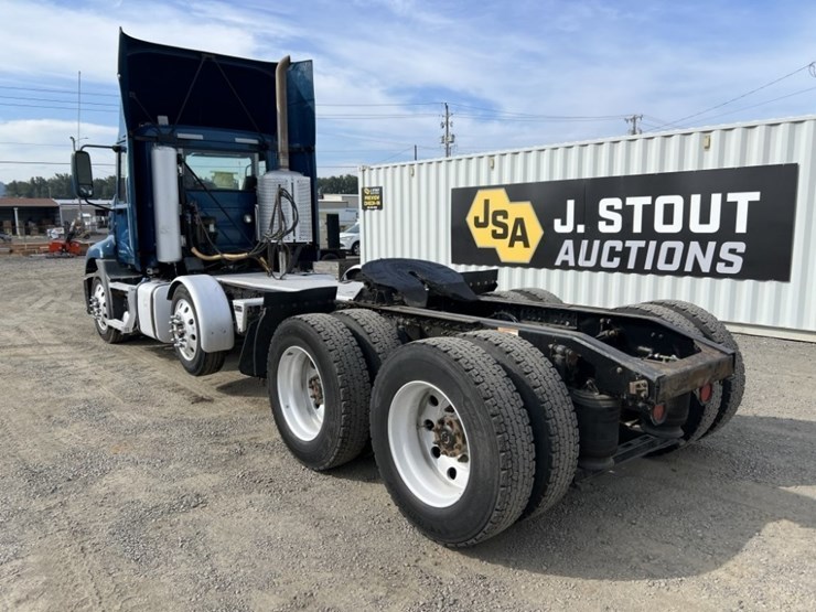 2013-mack-cxu613-tri-axle-truck-tractor-image-6
