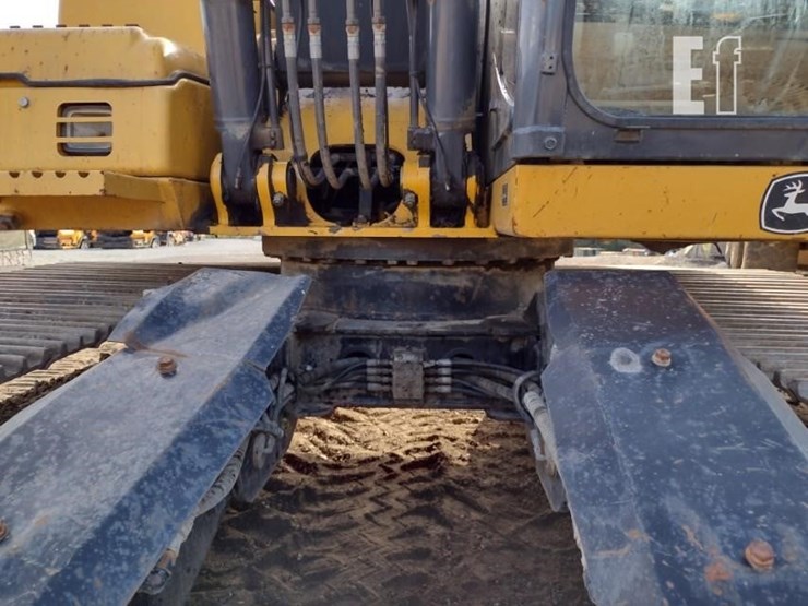 2010-deere-120d-image-22