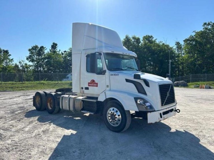 2013-volvo-t/a-hiway-tractor---day-cab-4v4nc9egxdn-image-2