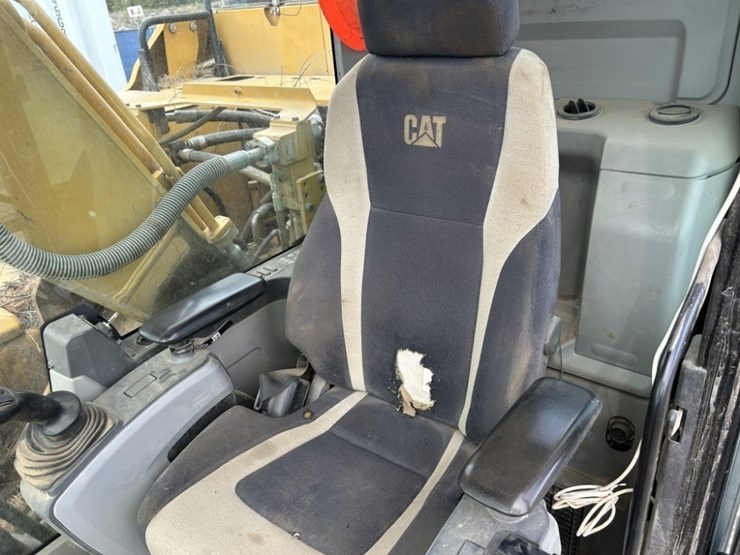 2017-caterpillar-320fl-image-29