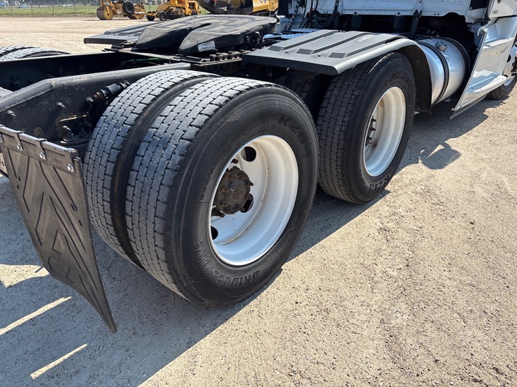 #208-•-2016-freightliner-cascadia-image-7