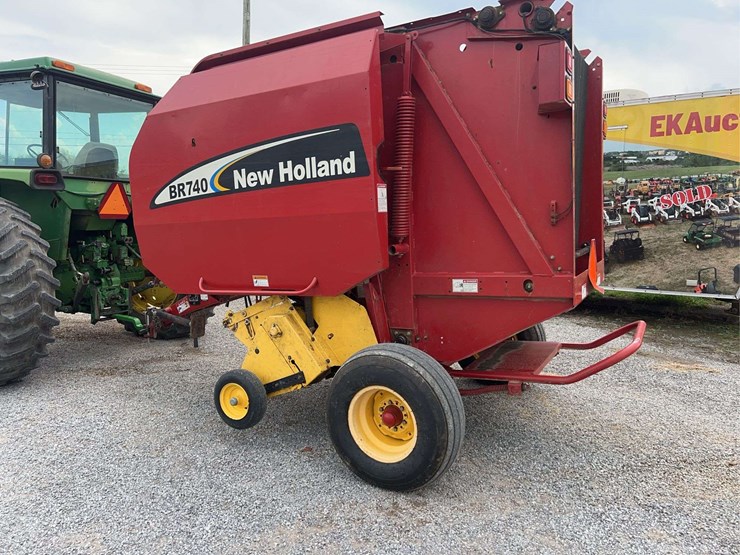 2005-new-holland-br740-image-9