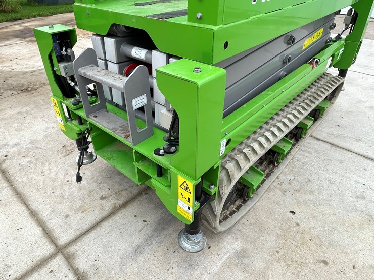 #120-•-2024-frontier-f3820tl-track-drive-scissors-lift-with-outriggers-image-30