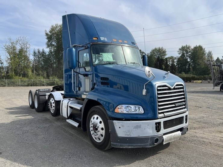 2013-mack-cxu613-tri-axle-truck-tractor-image-2