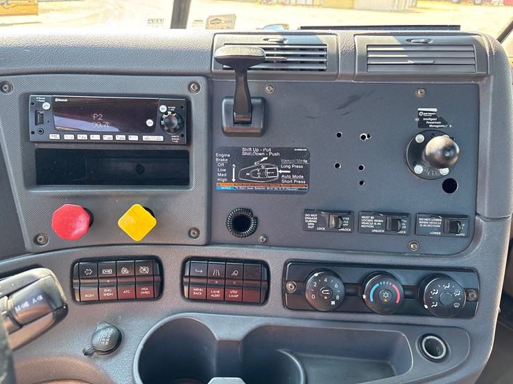 #208-•-2016-freightliner-cascadia-image-10