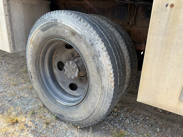 2005-international-durastar-4300-image-25