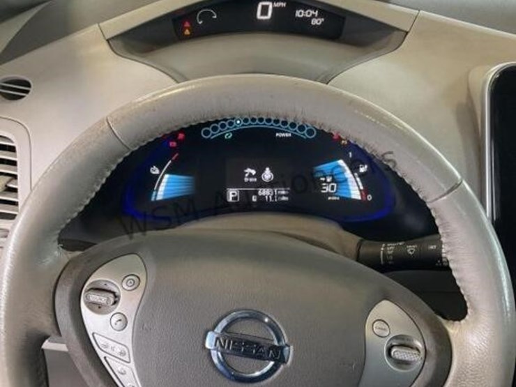 2014-nissan-leaf-sv-hatchback-image-17