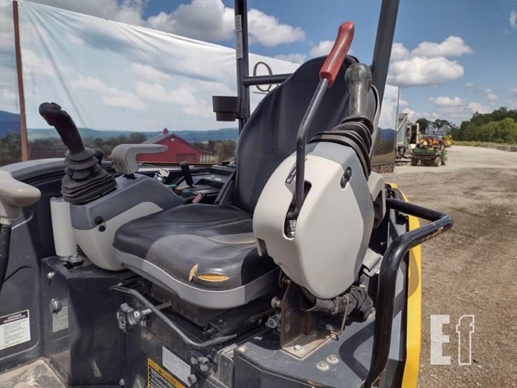2021-deere-26g-image-11