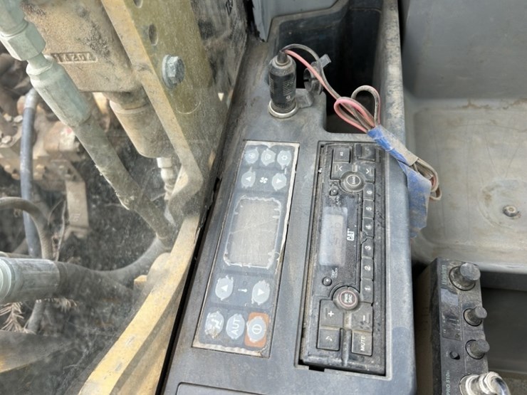 2017-caterpillar-320fl-image-30
