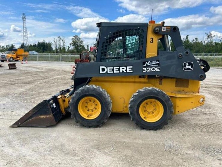 2017-deere-320e-image-4