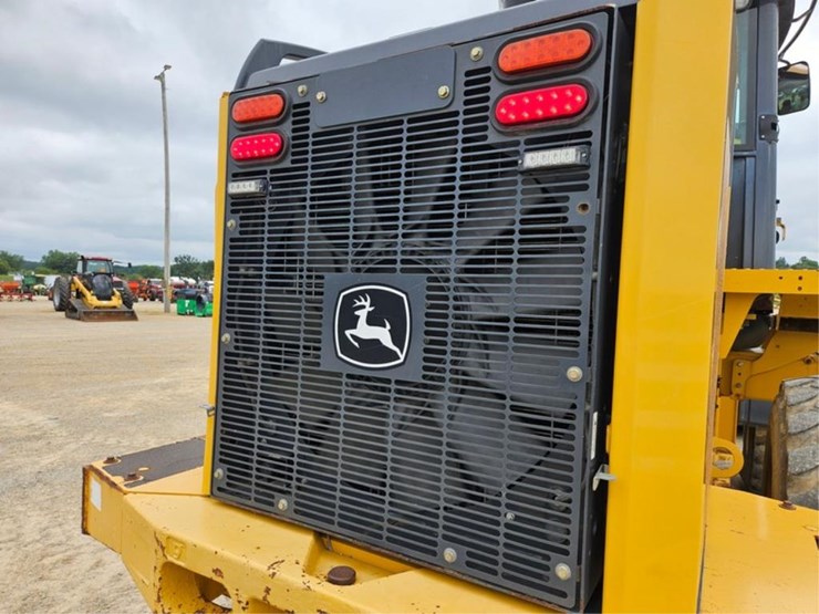 2012-deere-624k-image-33