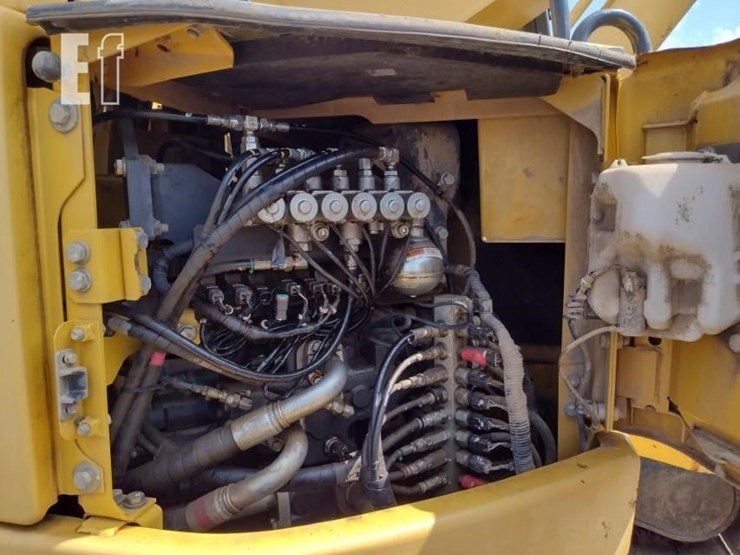 2011-komatsu-pc228us-lc-8-image-42